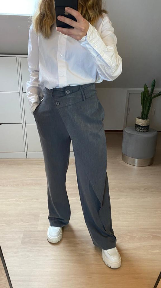 Asymmetrische rechte pantalon / broek met hoge taille. Kleur Grijs. 